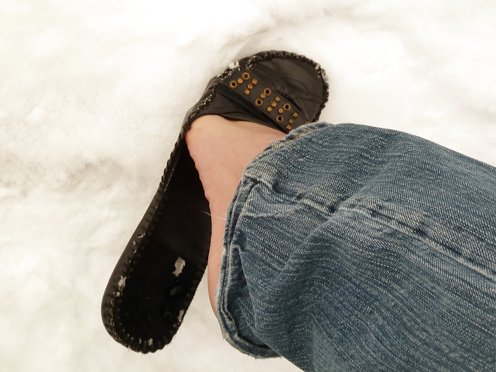 feet in snow pict gal