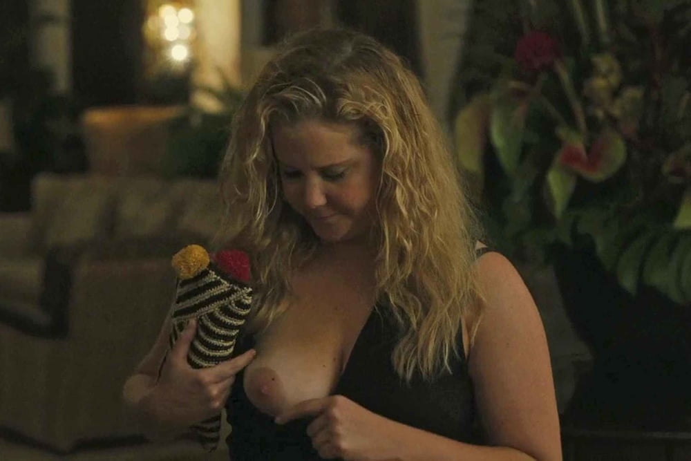 Amy schumer's brother gagged when he saw her boob in snatched