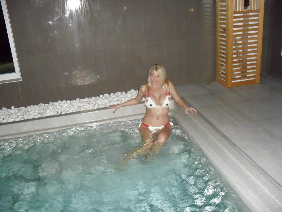 Hot facebook MILF pict gal