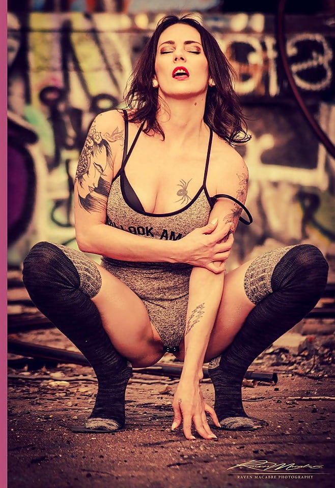Sexy Tattoo Lady pict gal