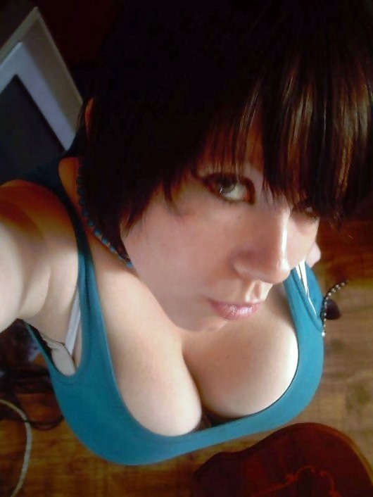 Busty GFs II pict gal