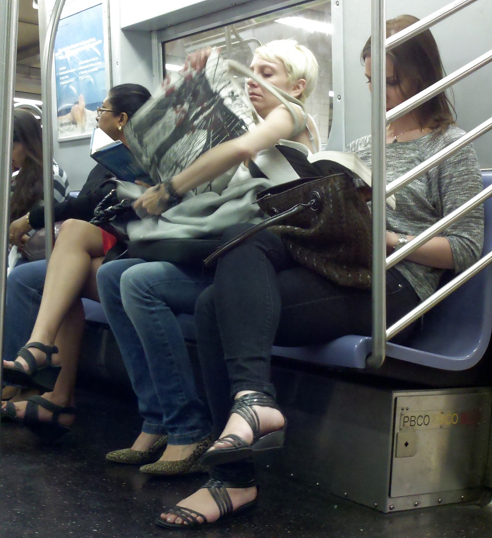 New York Subway Girls 64 pict gal