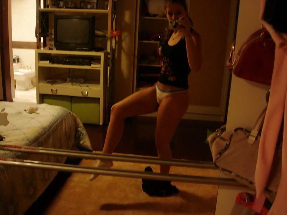 Hot Amateur Babe takes some Selfshots (UPDATE) pict gal