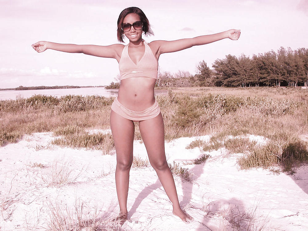 CUTE BLACK TEENS ON THE BEACH I pict gal