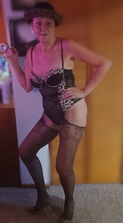 check out my new cougar lingerie stockings and pumps         