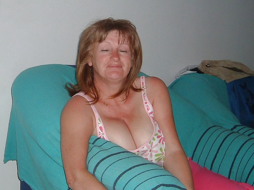 UK Amateur  Busty Mature pict gal