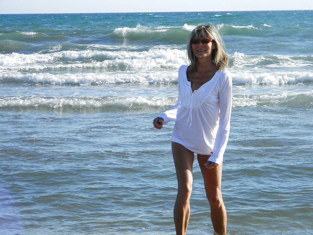 Only the best amateur mature ladies at the beach 19. pict gal