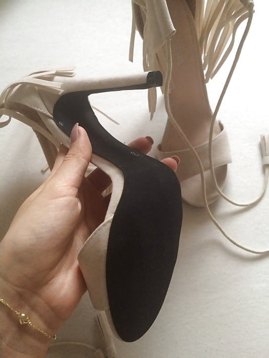 High Heels In Her Hand pict gal