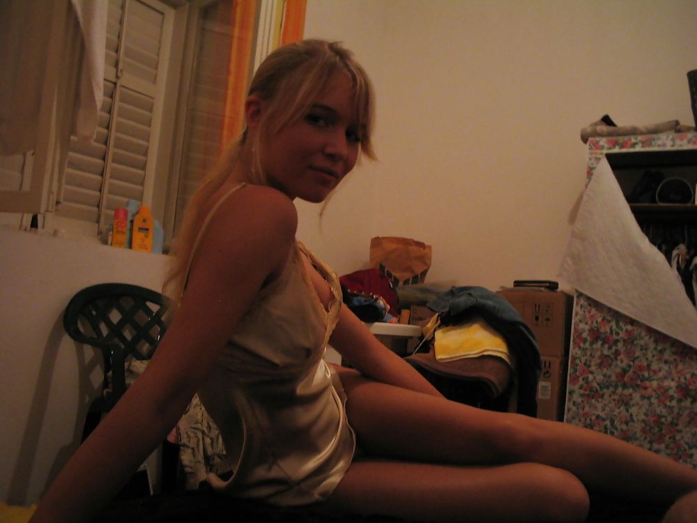 Blondes girl posing pict gal