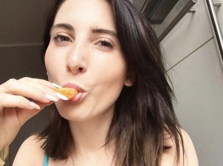 hot pics   lou nesbit lia louise         