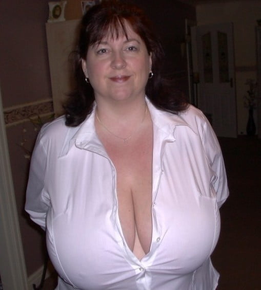 Older and hot 409 (Cleavage) - 40 Photos 