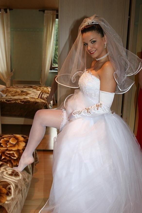 Amazing sexy brides - 24 Photos 