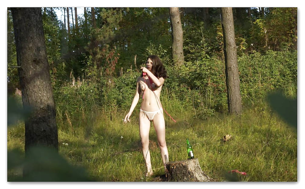 Girls Schulmaedchen Wald Squirten