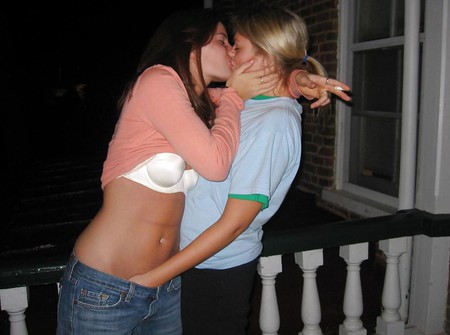 Kissing girls 3