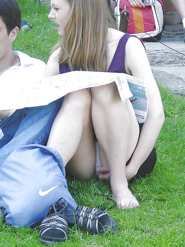 Candid young slut : upskirt pict gal