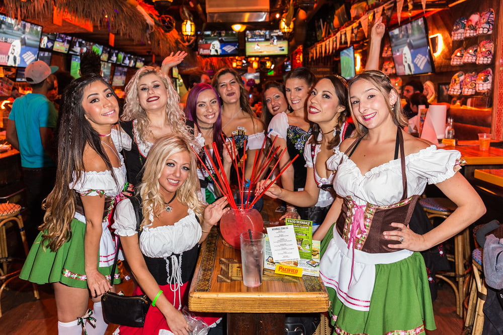 Oktoberfest women - 38 Pics 