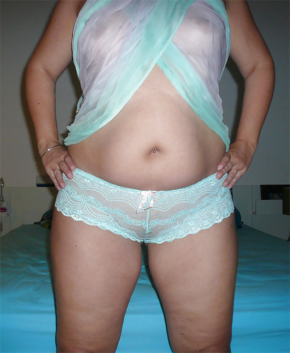 Anya, the German Dubai slut pict gal