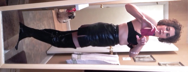 HOT MILF IN BOOTS AND LEATHER SKIRT pict gal