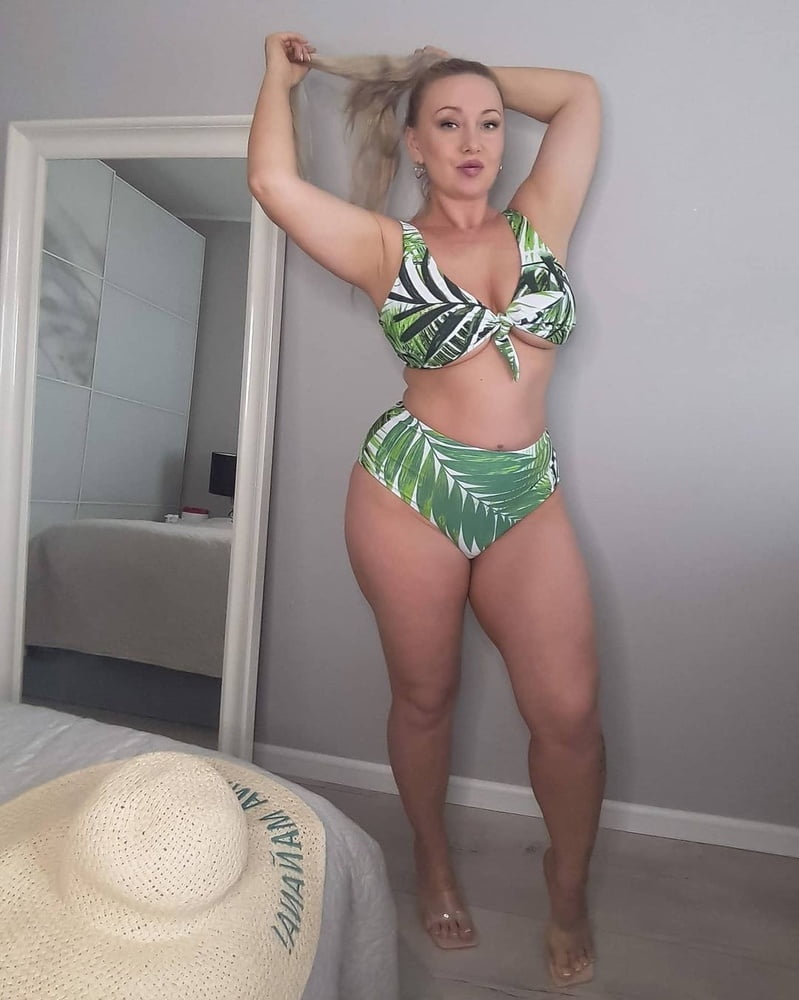 Hot amateur Dutch Anna with fat ass in horny dress - 25 Photos 