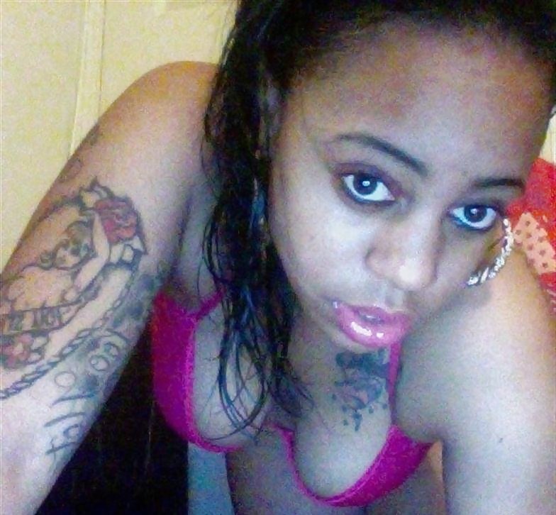 Lightskin Ebony Tatted Chick pict gal