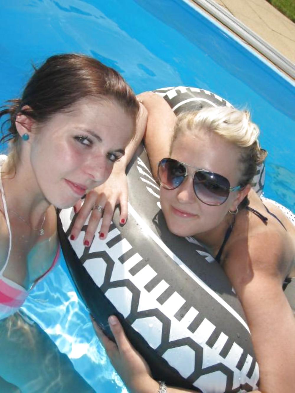 Hot Teens swimming and posing pict gal
