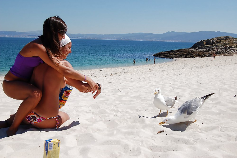 Girls on the beach pict gal