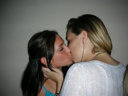 hot girls kisses pict gal