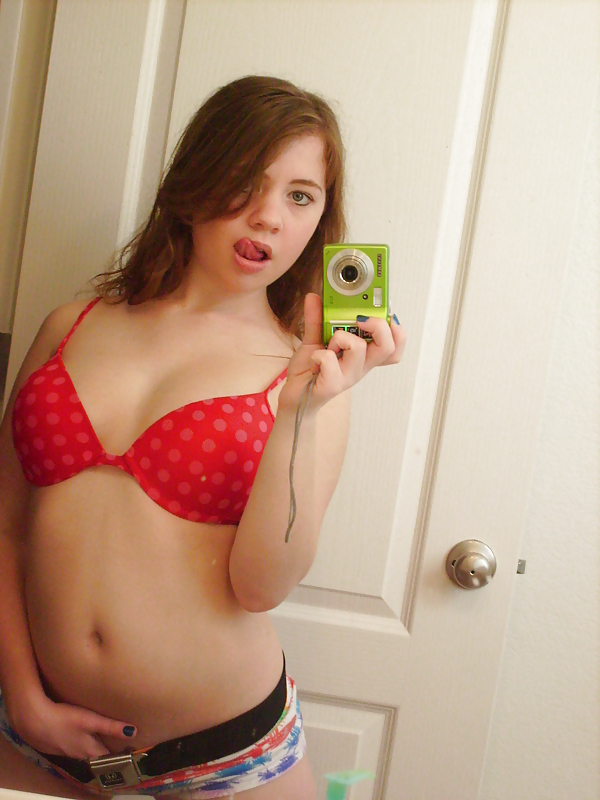 Redhead Teen makes Selfshots pict gal