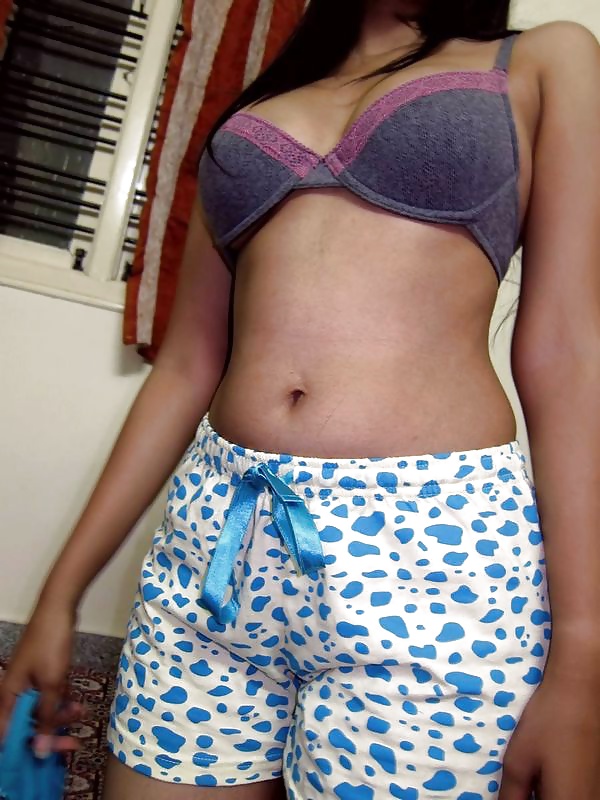 Indian girl Removing clothes and Teasing Non nude pict gal