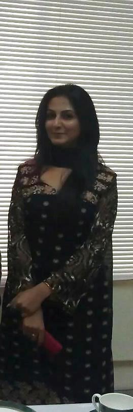 Sexy Muslim Corporate Babe for Big Black Cocks & Tributes pict gal