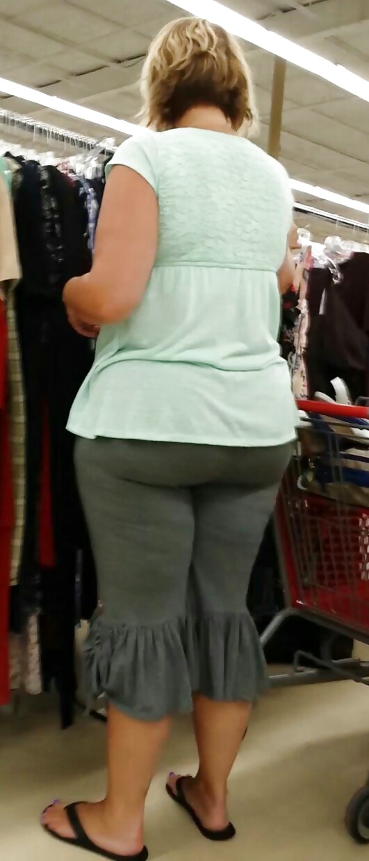 Public shopping candid teen and mature leg, ass and tits pict gal