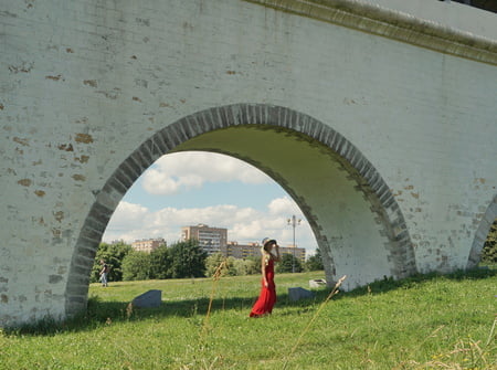 under arch         