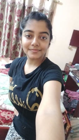 prettiest desi indian whore exposes boobs         