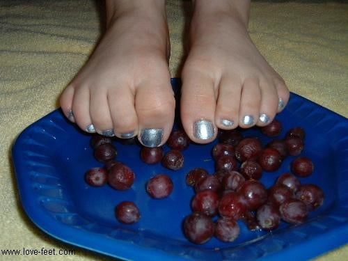 Victoria's feet crush grapes - 17 Photos 