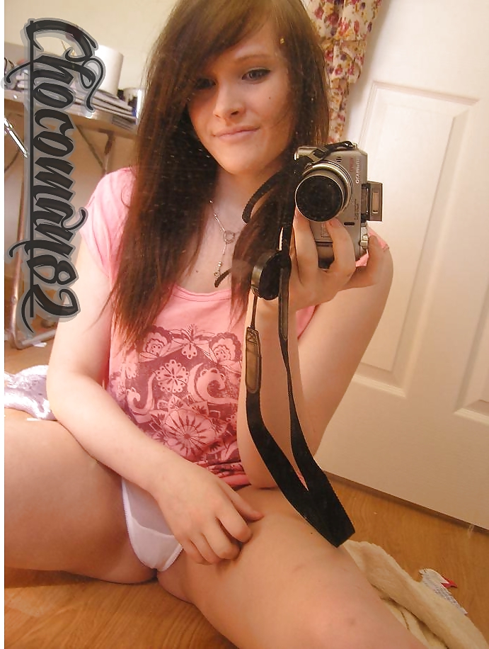 atee taking pctures in the mirror pict gal