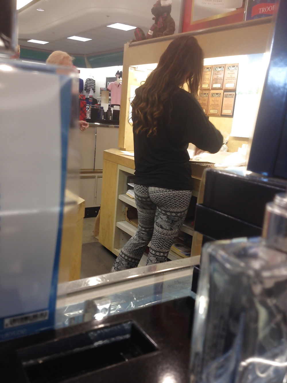 Sexy phat ass teen in the  mall pict gal