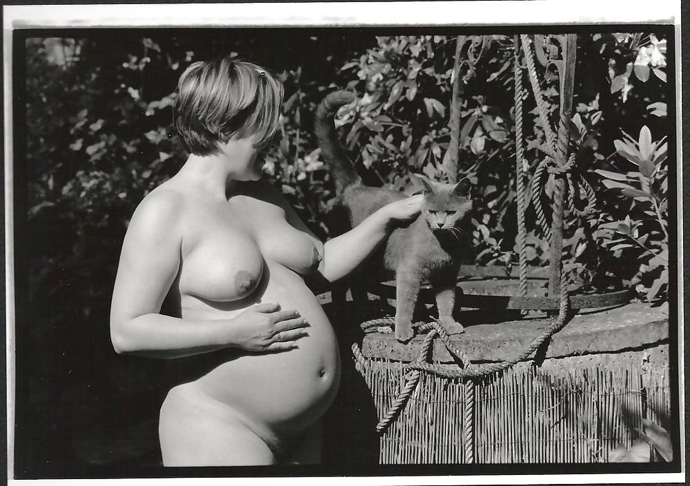 PREGNANT AND HORNY pict gal