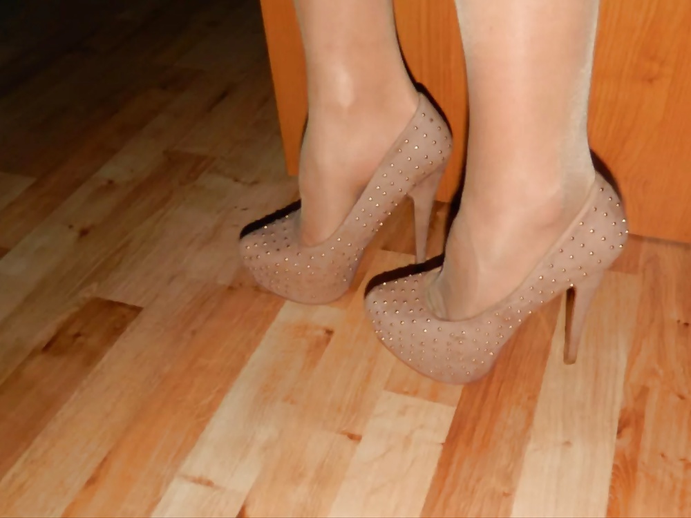 Legs & feet in sexy high heels part 2 pict gal
