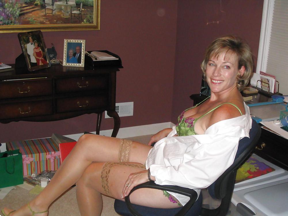Uber hot MILF housewife pict gal