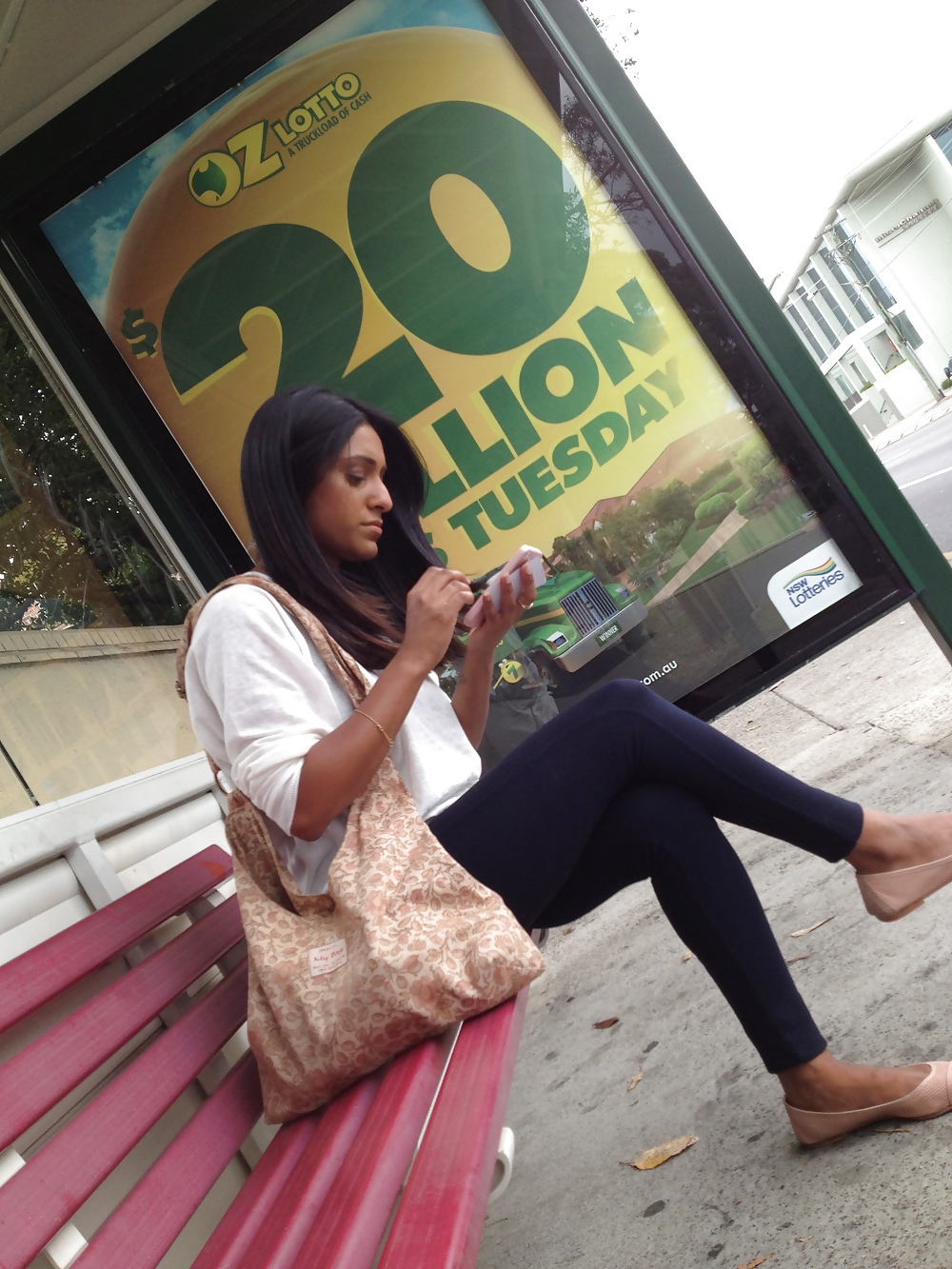 Bus stop hottie pict gal