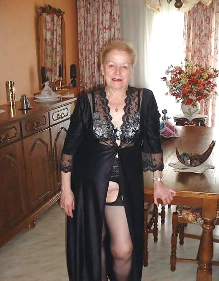 les salopes ( granny showing pussy ) pict gal