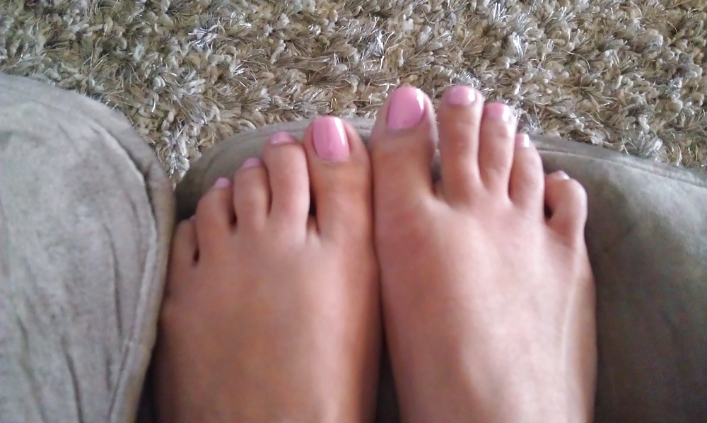 Suck feet toes