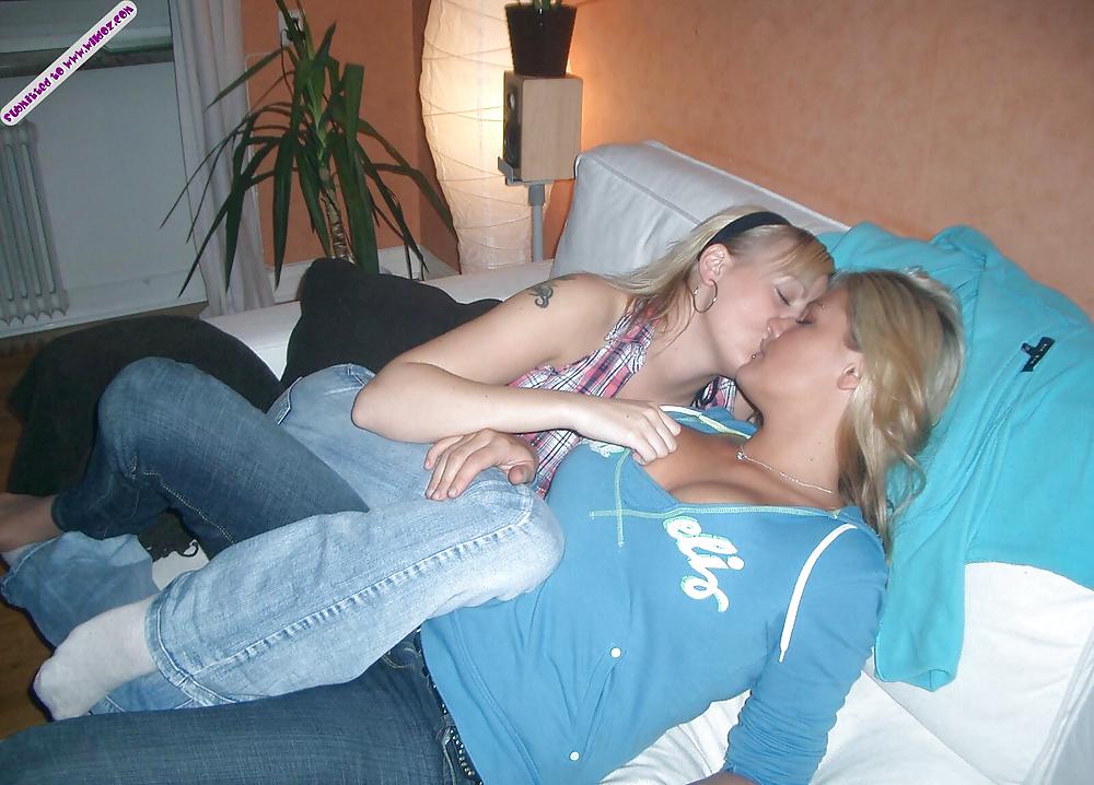 girls kissing girls 2 pict gal