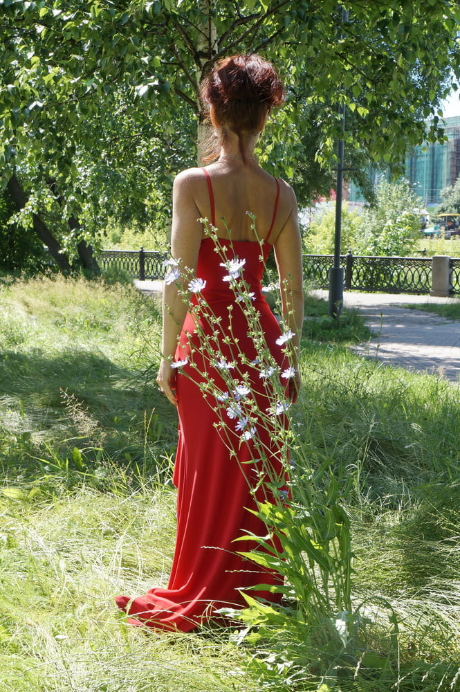 Red dress - green garden - 22 Photos 