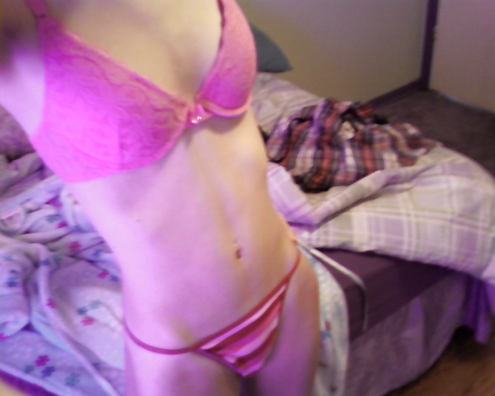 Pretty Amateur Brunette 25 pict gal