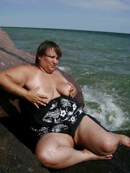 Starr L - Posing at the beach pict gal