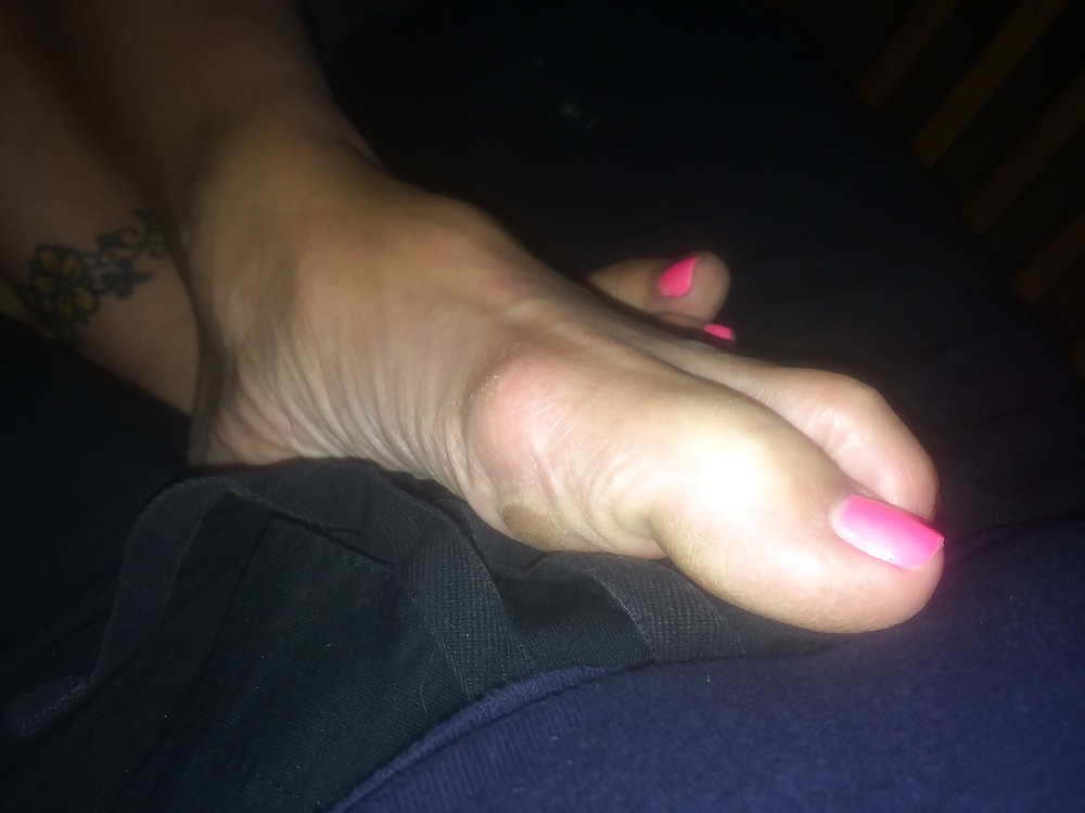 wifes toes in pink and blue pict gal