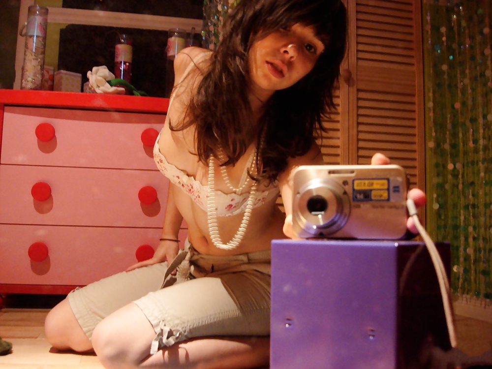 19yo Stacy takes selfies for her friends pict gal