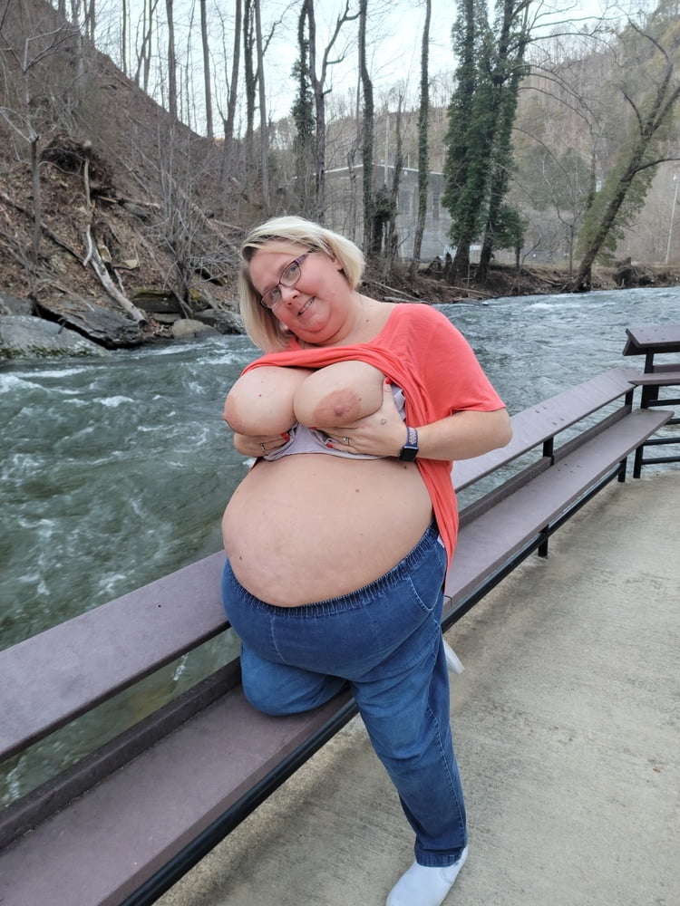 BBW Busty Wench fun in the Great Smokies - 17 Photos 