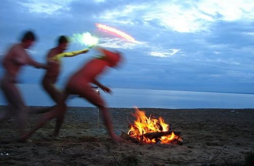 Cool evening beach fire - 48 Photos 